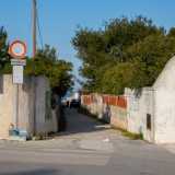 Di fronte a essa si apre quel sentiero ricavato tra due ville che porta a una delle poche insenature sabbiose della zona...